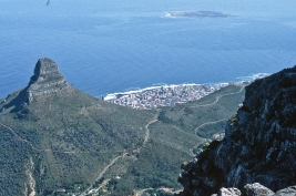 Kapstadt mit Lions Head und Robben Island im Hintergrund, Süd Afrika